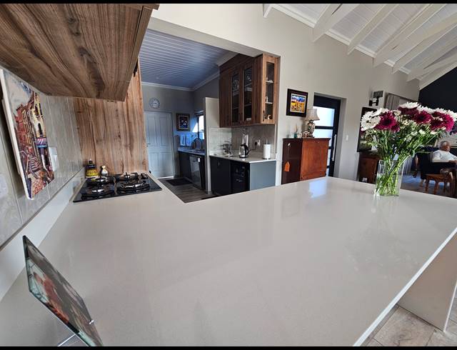 2 BEDROOM HOUSE FOR SALE IN OUTENIQUASBOSCH